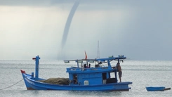 Khoảnh khắc vòi rồng khổng lồ xuất hiện trên biển Phú Quốc