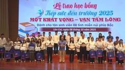 Từ căn nhà nghèo, các tân sinh viên theo lời hứa với cha mẹ đến giảng đường