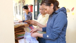 Cô giáo trường mầm non dọn bùn đất, vớt vát đồ dùng dạy học sau bão lũ