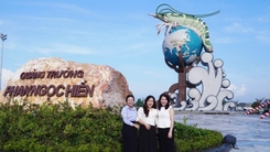 Độc lạ Cà Mau: Con tôm ôm quả địa cầu 22 tỉ, cao 23 mét