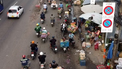 Hàng dài xe máy nối nhau chạy ngược chiều trước chợ đầu mối Thủ Đức