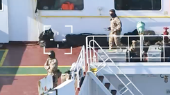 Video binh sĩ Pháp tuần tra trên boong tàu chở dầu nghi thuộc 'đội tàu ma' của Nga