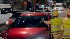 Clip nữ ca sĩ khóa cửa ô tô hít bóng cười khi bị công an kiểm tra: Xử phạt cả tài xế và chủ xe