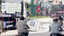 Xe đầu kéo làm rơi, vỡ nhiều thùng hoá chất giữa đường phố đông đúc