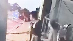 Mâu thuẫn tình ái, dùng dao chém trọng thương 2 người rồi bỏ trốn