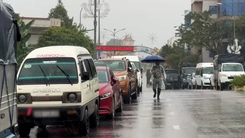Đường sá ngập sâu, người dân Đà Nẵng đưa ô tô lên cầu đậu nối đuôi tránh lũ