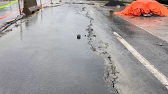 Vết nứt hàng chục mét trên cao tốc La Sơn - Túy Loan, nguy cơ sạt lở