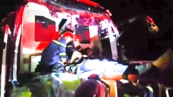 Cứu tài xế và 4 người mắc kẹt trong xe khách sau tai nạn ở cao tốc Đà Nẵng - Quảng Ngãi