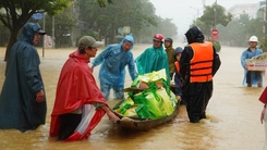 Hàng trăm suất quà cứu trợ của báo Tuổi Trẻ vượt nước lũ đến với bà con miền Trung