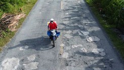 Ổ gà trên quốc lộ 1 ở Cà Mau được vá bằng bê tông
