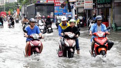 Loạt xe chết máy, nhiều người lội nước sau cơn mưa lớn trên đường Phan Huy Ích