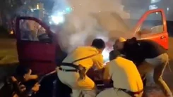 Video cảnh sát giao thông Tây Ninh cứu 2 người trong ô tô đang cháy nghi ngút