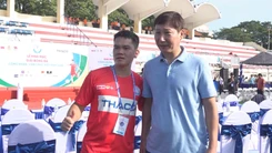 Huấn luyện viên Kim Sang Sik tiếp lửa cho các cầu thủ công nhân, viên chức
