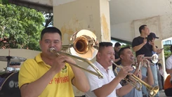 Mang cả ban nhạc đến cổ vũ cho các cầu thủ
