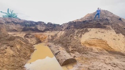 Nhiều khúc khổ đường kính cả mét lộ ra sau sạt lở bờ sông ở Gia Lai