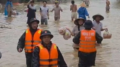 Lữ đoàn 680 Vùng 3 Hải quân tiếp tế thức ăn, nước uống cho bà con vùng lụt bão