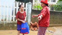 Báo Tuổi Trẻ tiếp tục trao quà cho bà con vùng ngập sâu nhất TP Huế