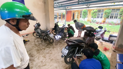 Hàng chục sinh viên sửa xe, thay nhớt miễn phí cho bà con vùng lũ ở Huế