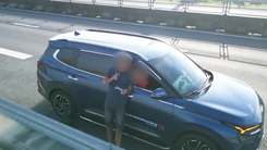 Dừng xe trên cao tốc quay flycam đăng TikTok, tài xế bị phạt 13 triệu đồng