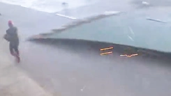 Nhiều người thoát nạn trong gang tấc khi dông lốc cuốn mái tôn bay tóe lửa trên đường