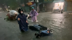 Video: Mưa lớn trút xuống Hà Nội, ngập lụt đang lan ra nhiều khu vực