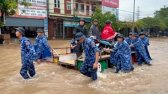 Bộ đội, công an dùng xe đặc chủng, xe 'tự chế' đưa người dân qua chỗ ngập sâu