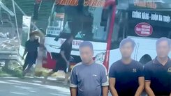 Tạm giữ 2 tài xế và một phụ xe cầm búa, gậy tre đánh nhau trước trạm thu phí