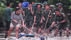 Quân dân chung tay khắc phục hậu quả mưa lũ ở TP Đà Nẵng và Huế