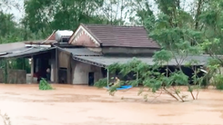 Lũ từ thượng nguồn đổ về khiến nhiều ngôi làng ở hạ du hồ Kẻ Gỗ bị chìm trong biển nước