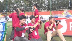 Sinh viên Nguyễn Tất Thành trải nghiệm tác nghiệp tại  Giải bóng đá công nhân, viên chức Việt Nam 2025