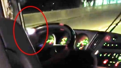 Hành khách quay clip tài xế dùng điện thoại khi lái xe, cảnh sát giao thông lập biên bản xử lý