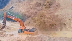 Khoảnh khắc xe múc bị bùn đất vùi khi đang khắc phục sạt lở trên quốc lộ 40B