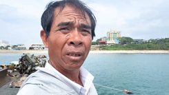 Thuyền trưởng con tàu đi tìm 3 người bị sóng cuốn kể lại quyết định ‘đâm tàu vào cảng’ để cứu thuyền viên