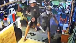 Bắt 2 người trong nhóm cầm mã tấu đập phá quán cà phê ở Đông Thạnh, TP.HCM