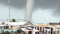 Vòi rồng cao hàng trăm mét xuất hiện 10 phút sát bờ biển Cà Mau