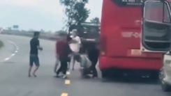 Hỗn chiến giữa 2 nhóm tài xế xe khách và container trên đường tránh Quốc lộ 1, Quảng Ngãi