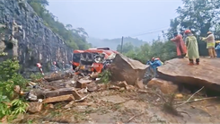 Video hiện trường vụ sạt lở đèo Khánh Lê đổ trúng xe khách làm 6 người tử vong