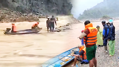 Video dùng thuyền giải cứu 2 người mắc kẹt giữa dòng lũ trên sông Đăk Mi