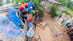 Video bộ đội căng dây cáp sơ tán khẩn 200 người dân bị mưa lũ, sạt lở chia cắt