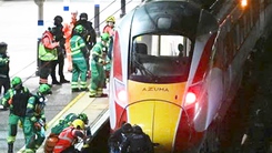 Bắt 2 nghi phạm đâm dao trên tàu hỏa làm 12 người bị thương ở Anh