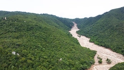 Flycam toàn cảnh hồ chứa trên núi bị vỡ, nước cuốn qua khu dân cư ở Lâm Đồng