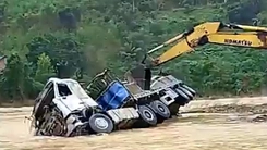 Xe đầu kéo và tài xế bị lũ cuốn trôi: Đã trục vớt xe, đang tìm kiếm người mất tích