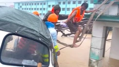 Lũ rút chậm, Gia Lai giữ dân ở lại nơi sơ tán phòng mưa lớn