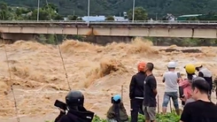 Nước lũ sông Đa Nhim chảy cuồn cuộn, tràn qua quốc lộ 20 ở Lâm Đồng