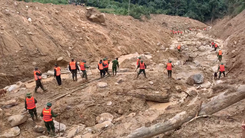 Flycam hiện trường sạt lở ở Đà Nẵng, 100 bộ đội tiếp tục tìm kiếm 2 nạn nhân còn lại