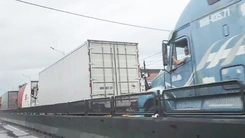 Quốc lộ 1 từ Sông Cầu đến Tuy An kẹt xe nghiêm trọng, hàng ngàn xe đứng chôn chân