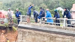 Hiện trường vụ sập mố cầu Lò Gốm, tạo hố sâu hơn 5m ở Tuy An