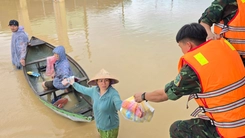 Bộ đội vượt nước ngập vào Bắc Nha Trang cứu trợ, đưa dân lên nơi an toàn