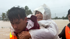 Hơn 1.000 người mắc kẹt, lực lượng cứu hộ chạy đua thời gian tiếp cận vùng ngập lụt Đắk Lắk