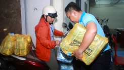 Video người dân TP.HCM đem nhu yếu phẩm chia sẻ khó khăn với đồng bào vùng lũ